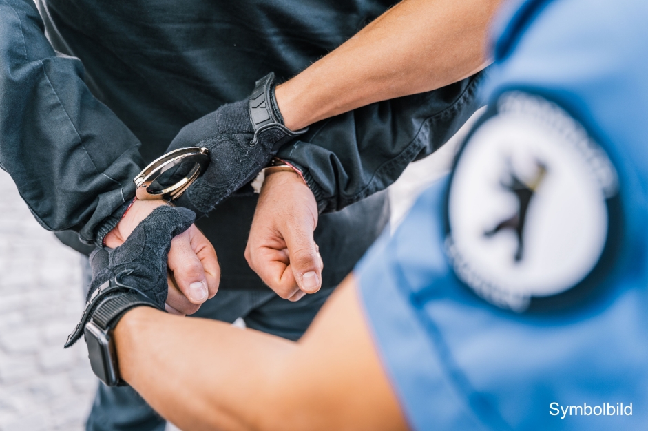 Symbolbild Anlegen Handfesseln